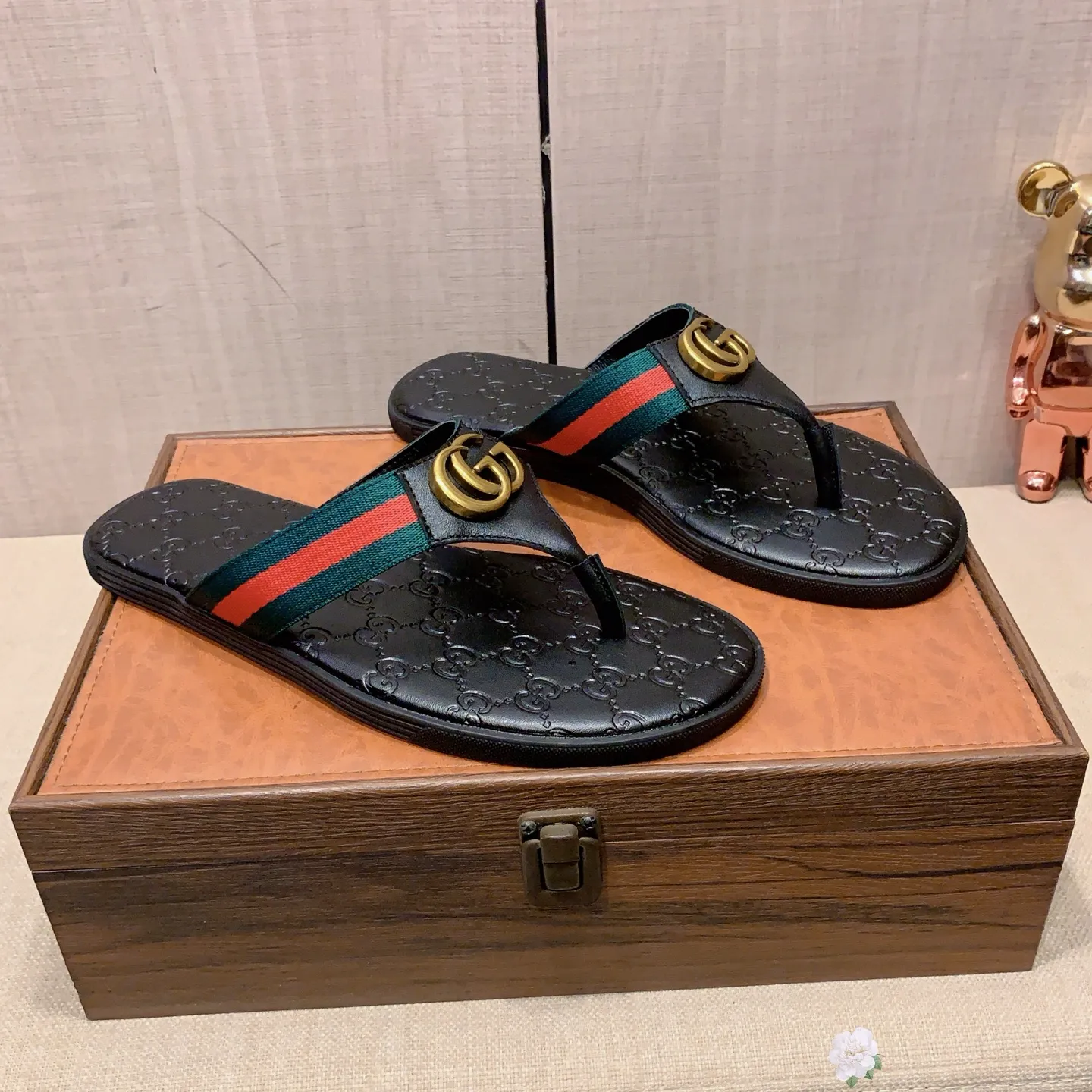 Slippers: New model: Factory price: 260💰💰🎩🎩🔥🔥《 Gucci* 》Series of slippers top purchasing agent🔍🔍Sold at the same time for men, original Italian imported webbing made of selected cowhide, exquisite workmanship,), sole: (super comfortable) original factory special sole, ⚠️exclusive double-layer movable molded sole super comfortable⚠️, real shot🎬the real thing is more beautiful🔍🔍266 regular code 38-44, can be ordered 45.